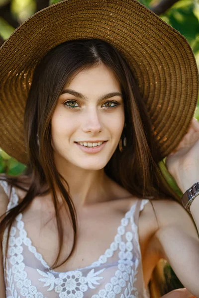 El retrato de la chica del verano fresco en verdes — Foto de Stock