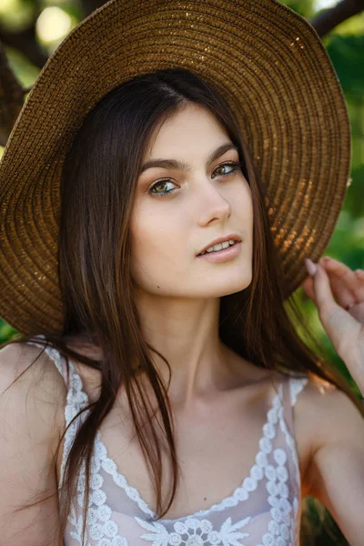 El retrato de la chica del verano fresco en verdes — Foto de Stock