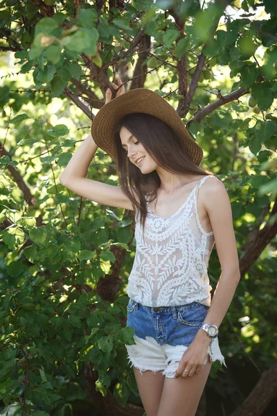 El retrato de la chica del verano fresco en verdes — Foto de Stock