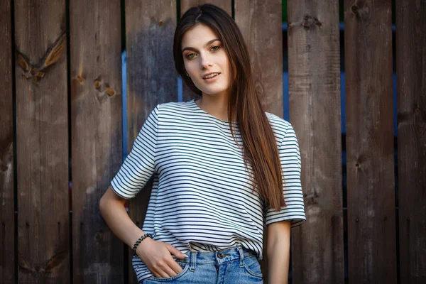 La muchacha Joven de la moda cerca de la pared de madera — Foto de Stock