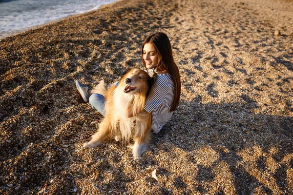 Jeune belle femme marche avec collie chien . — Photo