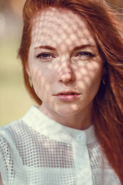 Porträt einer charmanten jungen Frau im Freien. — Stockfoto