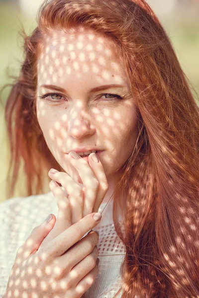 Portret van een charmante jongedame buiten. — Stockfoto