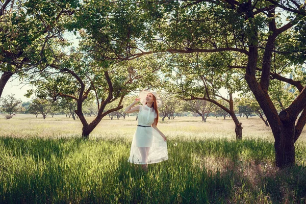 Beautiful wedding photosession. — Stock Photo, Image