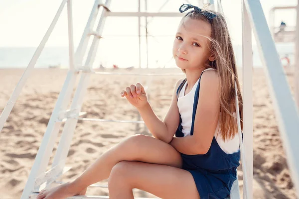 美しい夏の日の外の茶色の髪の 1 つの美しい小さな女の子. — ストック写真