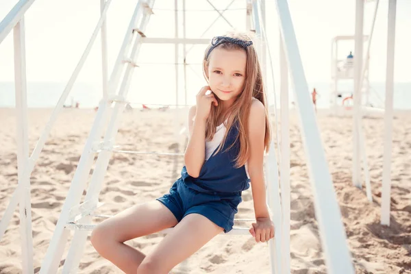 Una hermosa niña pequeña con cabello castaño afuera en un hermoso día de verano . —  Fotos de Stock