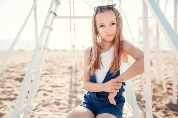Una bella bambina con i capelli castani fuori in una bella giornata estiva . — Foto Stock