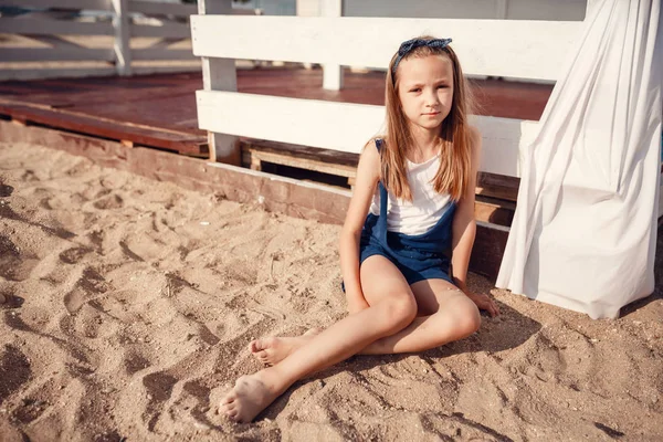 Una bella bambina con i capelli castani fuori in una bella giornata estiva . — Foto Stock