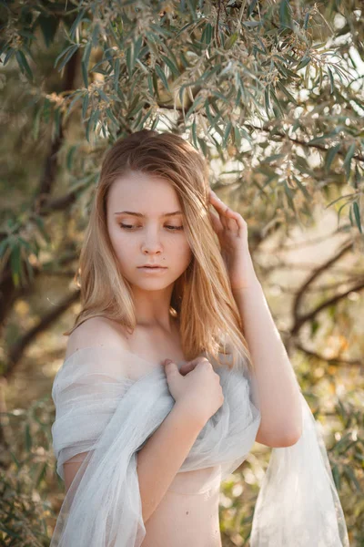 Bella ragazza adolescente con i capelli biondi , — Foto Stock