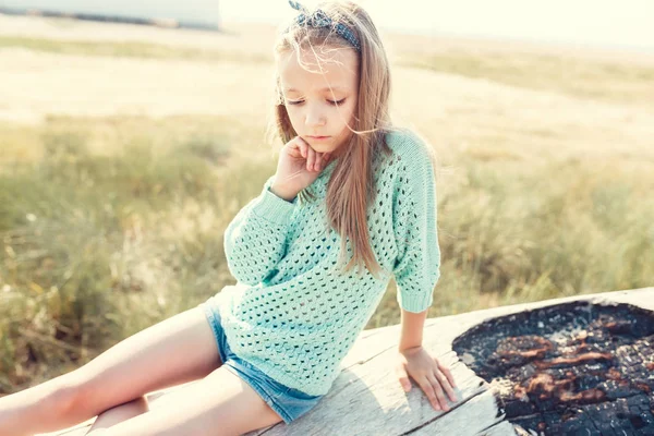 Pretty little girl relaxing on the beach near sea — Stock Photo, Image