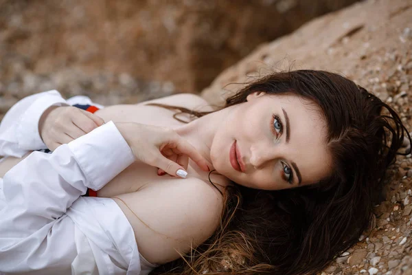 Woman in white clothing refreshing at the seaside — Stock Photo, Image