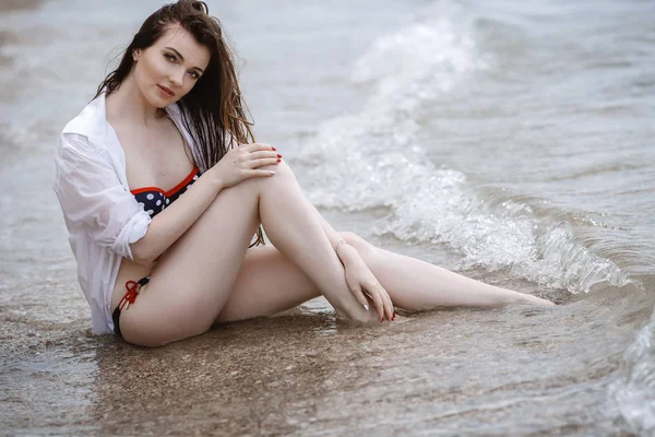 흰색 의류 상쾌한 해변에서 여자 — 스톡 사진