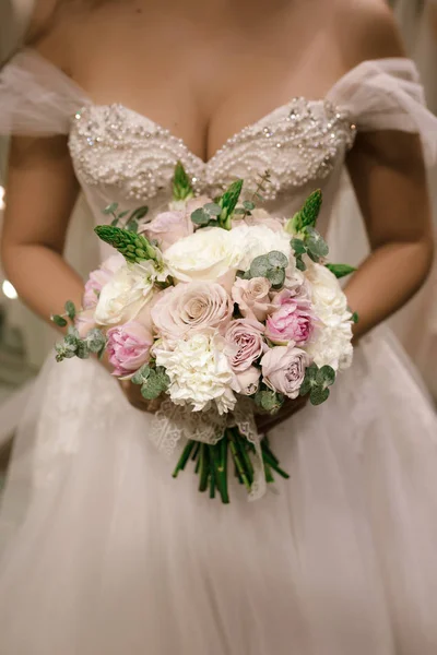 Bouquet holding by Bride she wear white wedding dress at wedding shop — Stock Photo, Image