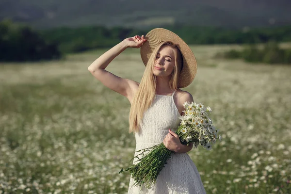 Vacker kvinna njuter fält av våren Daisy — Stockfoto