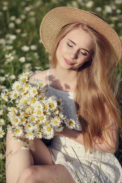 Mulher bonita apreciando o campo da margarida de primavera — Fotografia de Stock