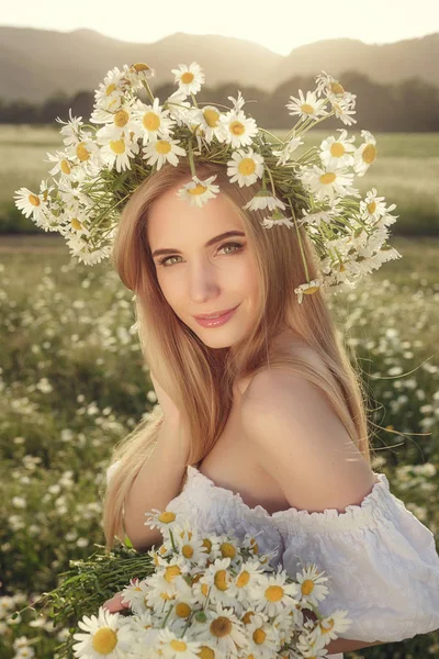 Mulher bonita apreciando o campo da margarida de primavera — Fotografia de Stock