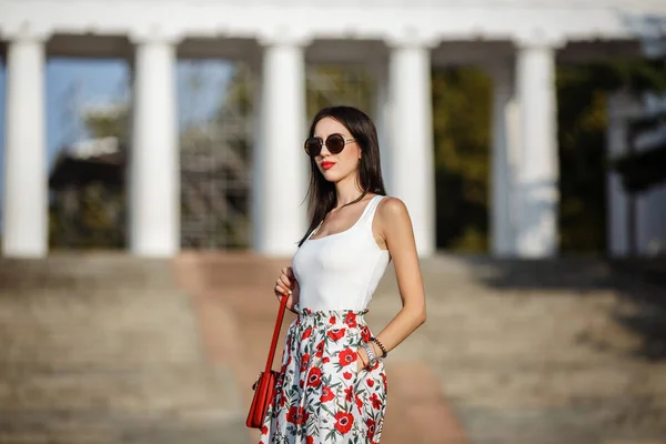 Moda ao ar livre rua stile retrato de mulher — Fotografia de Stock