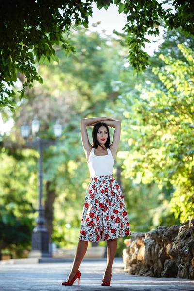 Outdoor fashion straat stile portret van vrouw — Stockfoto