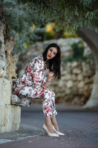 Moda ao ar livre rua stile retrato de mulher — Fotografia de Stock