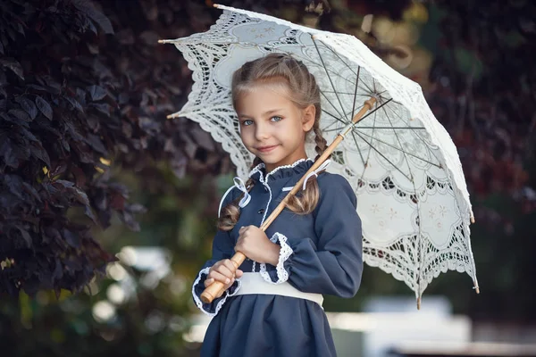 Charmant meisje in school uniforme wandelingen in de ochtend stad — Stockfoto