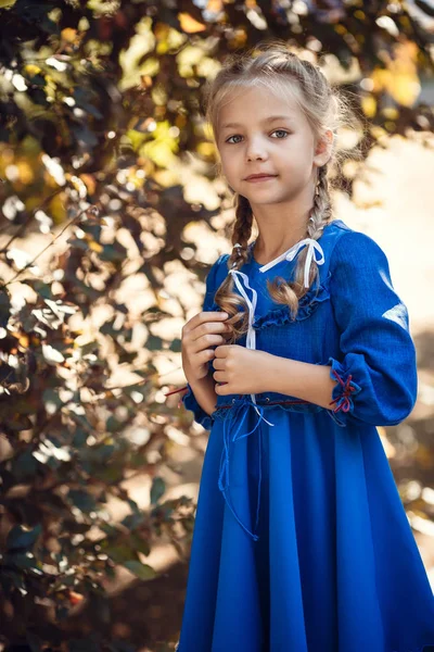 Charmant meisje in school uniforme wandelingen in de ochtend stad — Stockfoto