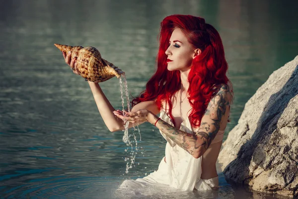 Cosplay sur une sirène Ariel, femme aux cheveux roux — Photo