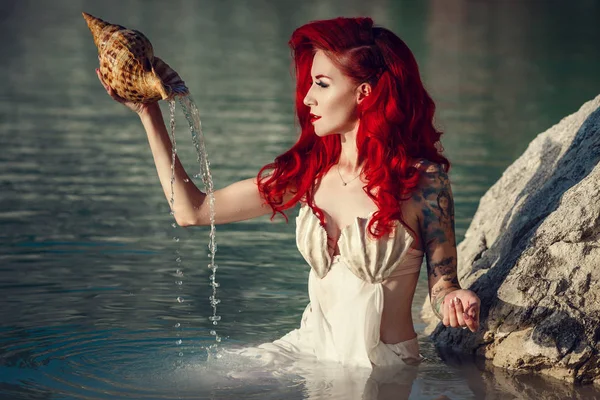 Cosplay en una sirena Ariel, mujer con el pelo rojo —  Fotos de Stock