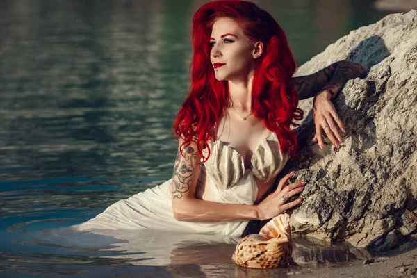 Cosplay en una sirena Ariel, mujer con el pelo rojo — Foto de Stock