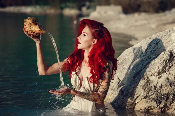 Cosplay på en sjöjungfrun Ariel, kvinna med rött hår — Stockfoto