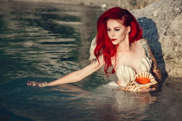 Cosplay en una sirena Ariel, mujer con el pelo rojo —  Fotos de Stock