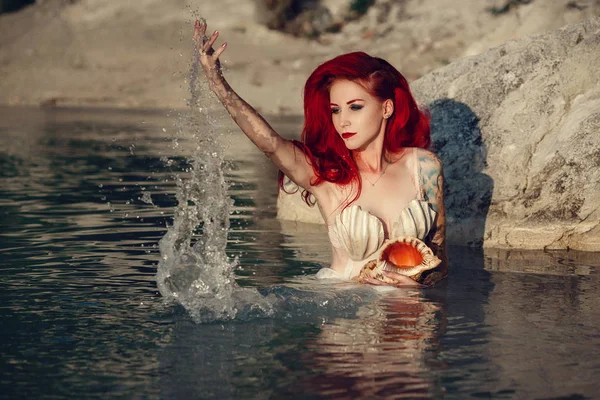 Косплей на русалке Ариэль, женщина с рыжими волосами — стоковое фото