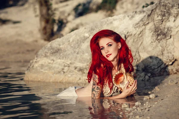 Cosplay en una sirena Ariel, mujer con el pelo rojo — Foto de Stock