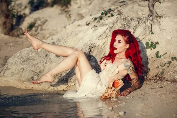 Cosplay på en sjöjungfrun Ariel, kvinna med rött hår — Stockfoto