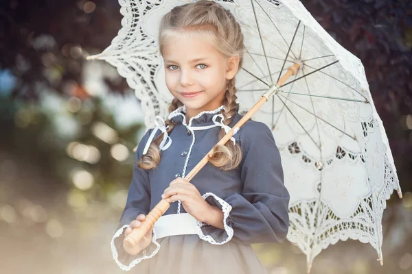 Menina encantadora em uniforme escolar caminha na cidade da manhã — Fotografia de Stock