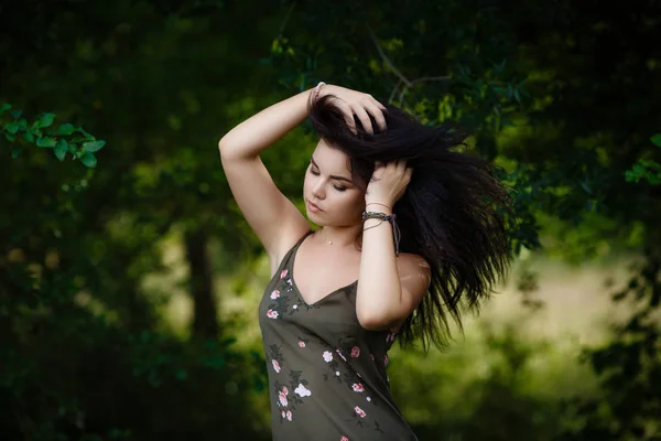 Jovem de pé junto às folhas — Fotografia de Stock