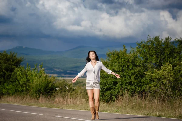 Sorrindo menina alegre respira um peito cheio e goza de liberdade — Fotografia de Stock