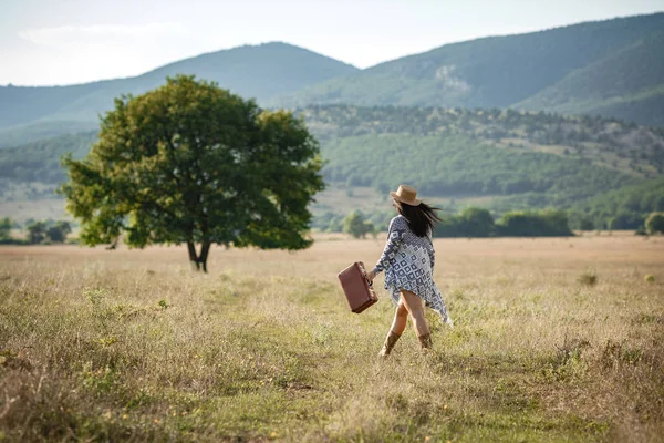 Souriant fille gaie respire un sein plein et jouit de la liberté — Photo