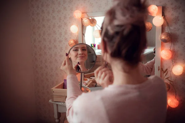 可爱的女孩看着自己在镜子里, 明亮的房间. — 图库照片