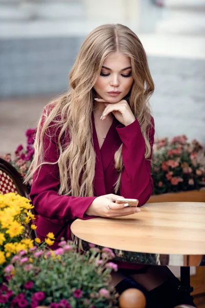 Hermosa mujer joven en la cafetería al aire libre tradicional parisina —  Fotos de Stock