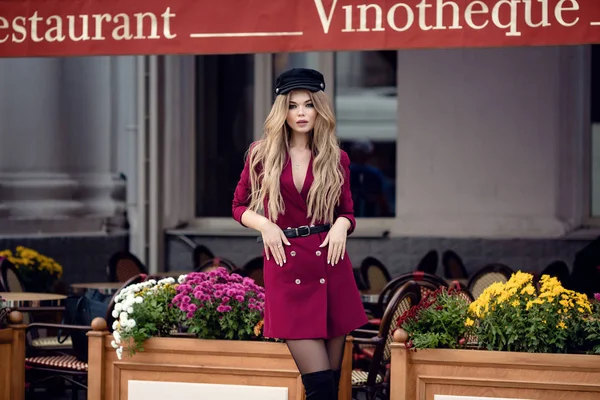 Hermosa mujer joven en la cafetería al aire libre tradicional parisina —  Fotos de Stock