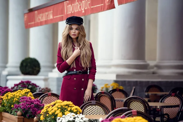 Beautiful young woman in traditional Parisian outdoor cafe — Stock Photo, Image