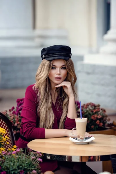 Beautiful young woman in traditional Parisian outdoor cafe — Stock Photo, Image