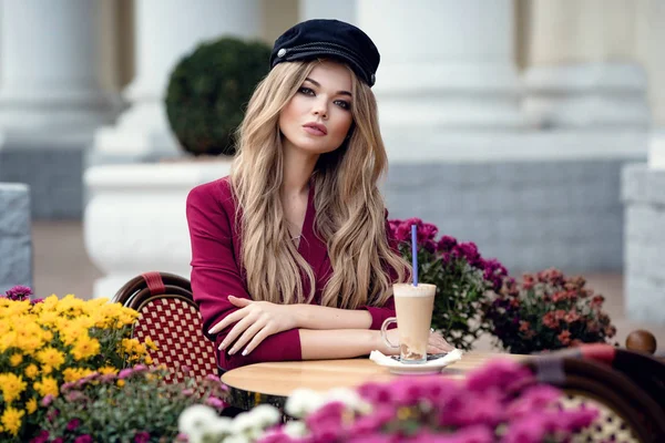 Hermosa mujer joven en la cafetería al aire libre tradicional parisina —  Fotos de Stock