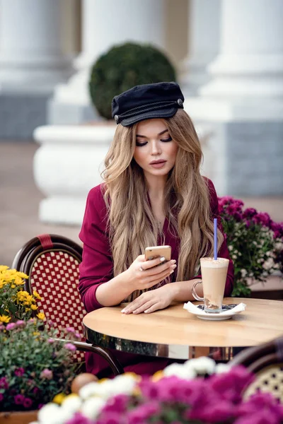 Όμορφη νεαρή γυναίκα με παραδοσιακή παριζιάνικη υπαίθρια καφετέρια — Φωτογραφία Αρχείου