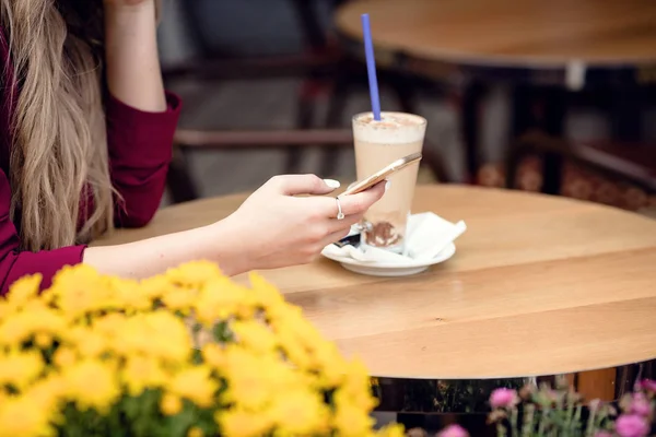 Mooie jonge vrouw in traditionele Parijse outdoor cafe — Stockfoto