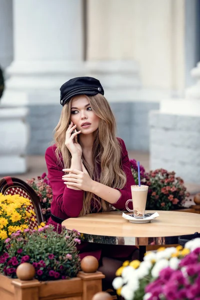 Belle jeune femme dans un café extérieur parisien traditionnel — Photo