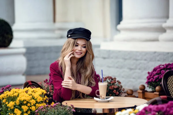 Güzel genç kadın geleneksel Paris açık Cafe — Stok fotoğraf
