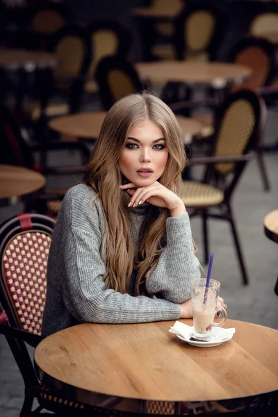 Beautiful young woman in traditional Parisian outdoor cafe — Stock Photo, Image