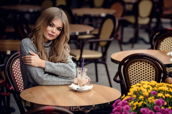 Hermosa mujer joven en la cafetería al aire libre tradicional parisina —  Fotos de Stock