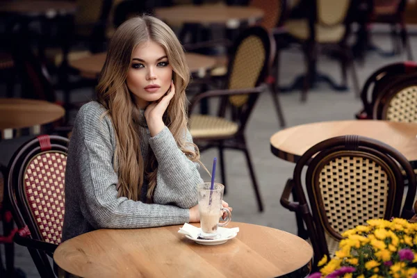 Hermosa mujer joven en la cafetería al aire libre tradicional parisina —  Fotos de Stock